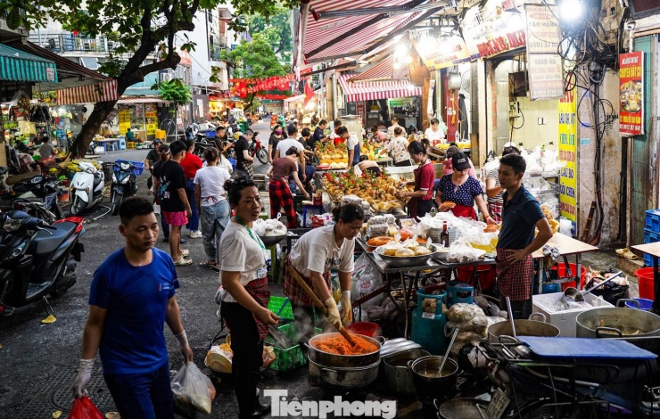 Theo ghi nhận của PV, từ sáng sớm 6/9, chợ Hàng Bè (Hoàn Kiếm, Hà Nội) đã có đông khách đến mua gà, xôi cùng nhiều lễ vật khác để chuẩn bị mâm cúng Rằm tháng 7.