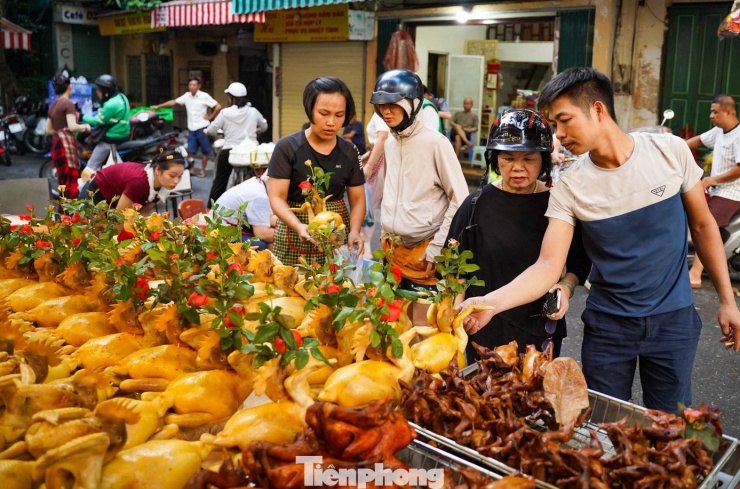 Chợ 'nhà giàu' Hà Nội ngày Rằm tháng 7: Gà ngậm hoa hồng giá nửa triệu đồng một con - 4