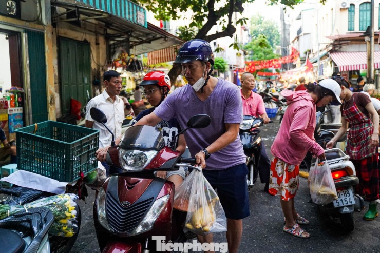 Khu chợ Hàng Bè từ lâu nổi tiếng với thực phẩm tươi ngon, tinh tế, mang chất riêng ẩm thực Hà Nội, đồng thời được mệnh danh là “chợ nhà giàu” vì giá cả đắt đỏ.