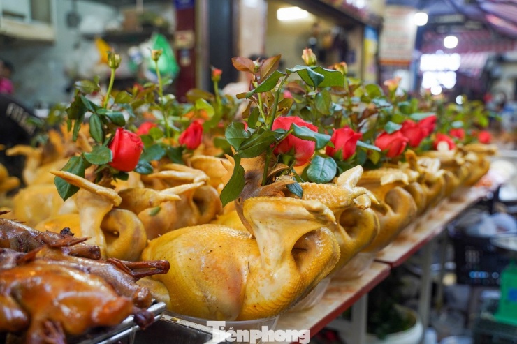 Chợ 'nhà giàu' Hà Nội ngày Rằm tháng 7: Gà ngậm hoa hồng giá nửa triệu đồng một con - 3