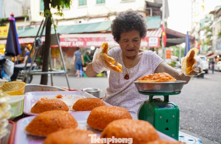 Chợ 'nhà giàu' Hà Nội ngày Rằm tháng 7: Gà ngậm hoa hồng giá nửa triệu đồng một con - 8