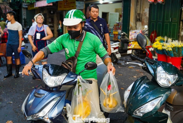 Gà luộc ngậm hoa hồng có giá từ 500.000 đồng/con.