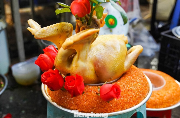 Năm nay, một số cửa hàng còn bán "combo" gà luộc ngậm hoa hồng đặt trên mâm xôi với giá khoảng 700.000 đồng.