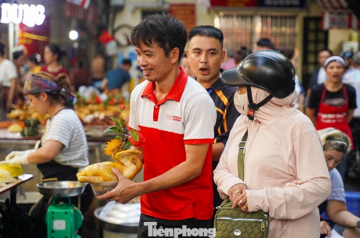 Tỉ mỉ lựa chọn gà cúng, cô Linh (Ba Đình, Hà Nội) cho biết: “Năm nào tôi cũng đến chợ Hàng Bè mua gà ngậm hoa hồng để cúng Rằm tháng 7. Giá có đắt hơn chỗ khác một chút nhưng gà ở đây luộc đẹp, da vàng óng, mâm cúng cũng nhờ thế mà tươm tất, trang trọng hơn".