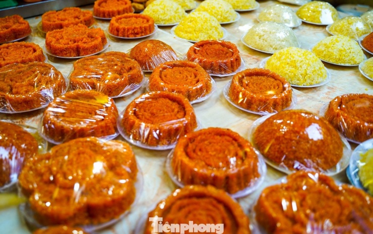 Xôi gấc, xôi vò có giá 50.000 - 100.000 đồng/đĩa nhỏ. "Tôi thức từ 2h sáng để nấu xôi. Rằm tháng 7 tôi nấu số lượng gấp đôi ngày thường để phục vụ khách hàng", bà Hợi (chợ Hàng Bè) chia sẻ.