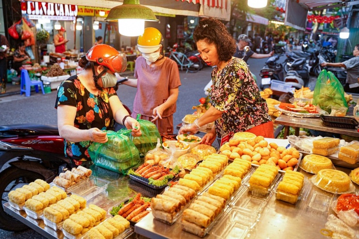 Chợ 'nhà giàu' Hà Nội ngày Rằm tháng 7: Gà ngậm hoa hồng giá nửa triệu đồng một con - 10