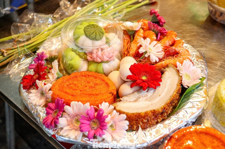 Ngoài ra, nhiều cửa hàng còn bày bán mâm cỗ cúng trọn gói với đầy đủ món, có giá từ 800.000 đồng/mâm.