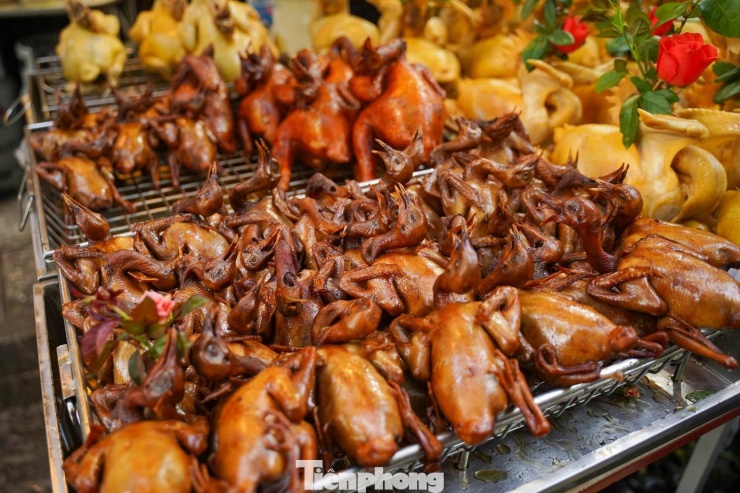 Chợ 'nhà giàu' Hà Nội ngày Rằm tháng 7: Gà ngậm hoa hồng giá nửa triệu đồng một con - 12