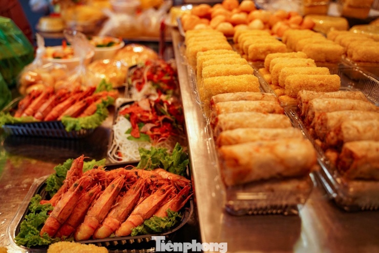 Chợ 'nhà giàu' Hà Nội ngày Rằm tháng 7: Gà ngậm hoa hồng giá nửa triệu đồng một con - 11