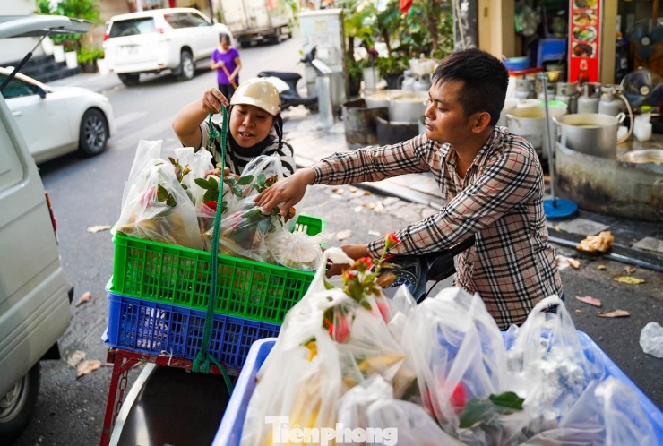 Dự kiến những người giao hàng của quán chạy hết công suất trong hôm nay.