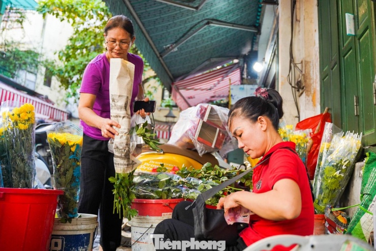 Hoa lễ dịp Rằm tháng 7 năm nay cũng tăng giá nhẹ: hoa hồng có giá từ 5.000 – 8.000 đồng/bông, hoa ly có giá 15.000 – 30.000 đồng/bông, hoa cúc có giá từ 5.000 – 7.000 đồng/bông, hoa lay ơn có giá 10.000 – 15.000 đồng/bông…