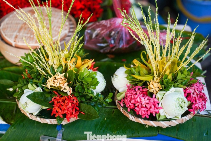 Các mẹt hoa cúng có giá từ 150.000 – 200.000 đồng/mẹt.