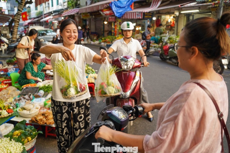 Chị Thắm – người làm mẹt hoa cho biết, dịp Rằm tháng 7 năm này, chị nhận đặt trước khoảng 30 mẹt hoa. “Nhu cầu mua mẹt hoa cúng rất cao vì nhiều người bận rộn, không có thời gian đi chọn từng loại hoa. Chỉ cần mua một mẹt đầy đủ là có thể bày lên bàn thờ ngay".