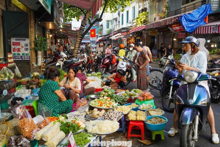 Nhu cầu mua trái cây cúng Rằm của người dân cũng tăng mạnh.