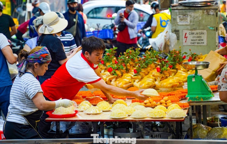 Chợ 'nhà giàu' Hà Nội ngày Rằm tháng 7: Gà ngậm hoa hồng giá nửa triệu đồng một con - 21