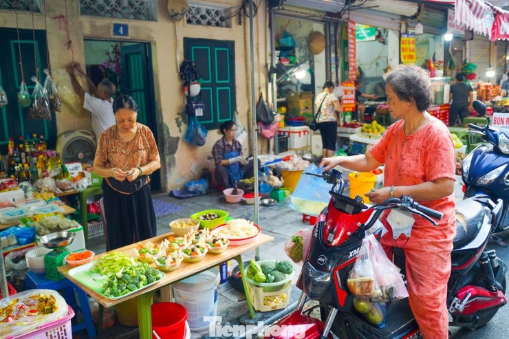 Chợ 'nhà giàu' Hà Nội ngày Rằm tháng 7: Gà ngậm hoa hồng giá nửa triệu đồng một con - 20