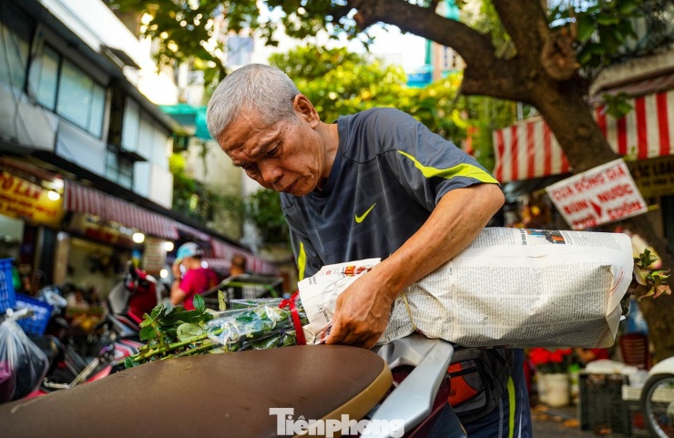 Chợ 'nhà giàu' Hà Nội ngày Rằm tháng 7: Gà ngậm hoa hồng giá nửa triệu đồng một con - 19