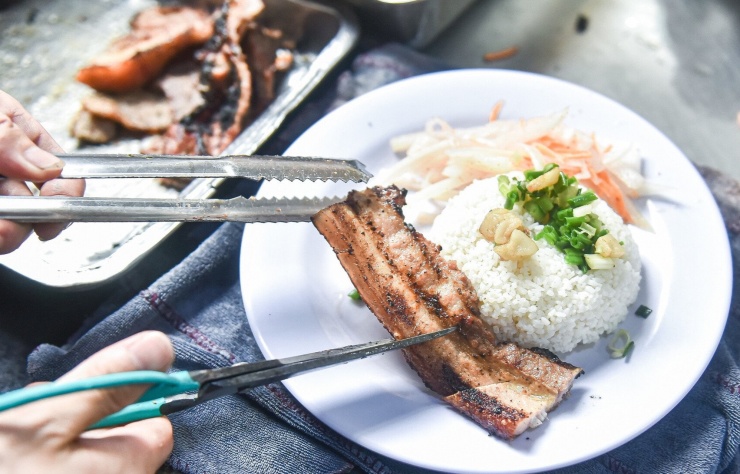 Ăn quá nhanh gây quá tải dạ dày. Ảnh minh họa: Linh Trang.