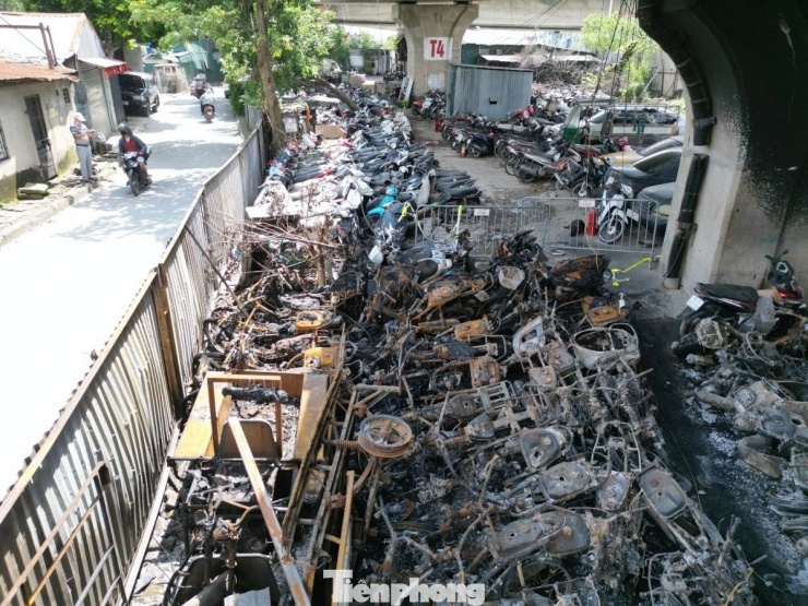Còn bạt ngàn xe máy tại bãi xe bị cháy dưới gầm cầu Vĩnh Tuy - 1