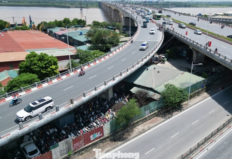 Còn bạt ngàn xe máy tại bãi xe bị cháy dưới gầm cầu Vĩnh Tuy - 2