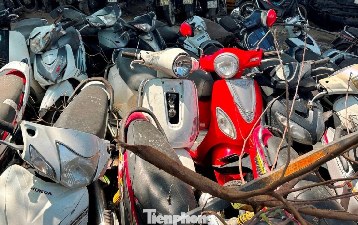 Còn bạt ngàn xe máy tại bãi xe bị cháy dưới gầm cầu Vĩnh Tuy - 5