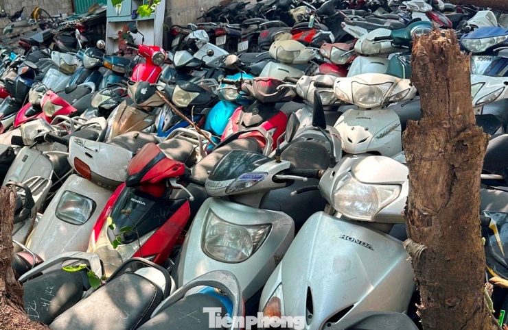 Còn bạt ngàn xe máy tại bãi xe bị cháy dưới gầm cầu Vĩnh Tuy - 7