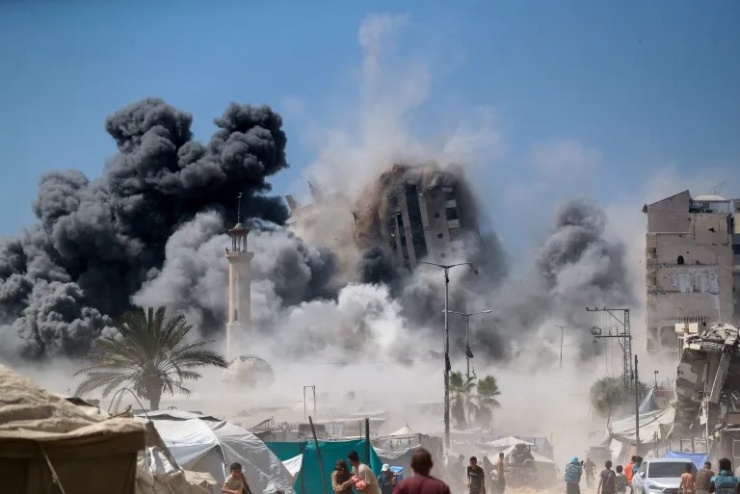 Toà nhà tại thành phố Gaza bị đổ sập sau vụ không kích của Israel. Ảnh: Reuters