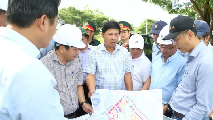 Ông Lương Nguyễn Minh Triết kiểm tra các vị trí xây dựng Khu thương mại tự do trên cương vị Chủ tịch UBND TP Đà Nẵng mới. Ảnh: PV