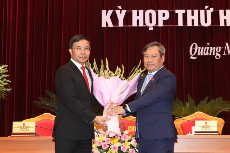 Ông Phạm Đức Ấn (trái) được giới thiệu để bầu giữ chức Chủ tịch UBND TP Đà Nẵng. Ảnh: PLO