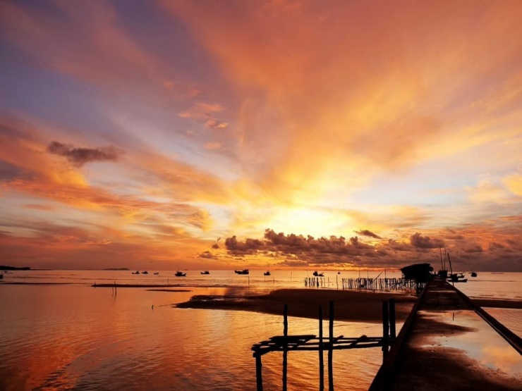 Làng chài Hàm Ninh. Ảnh MIA
