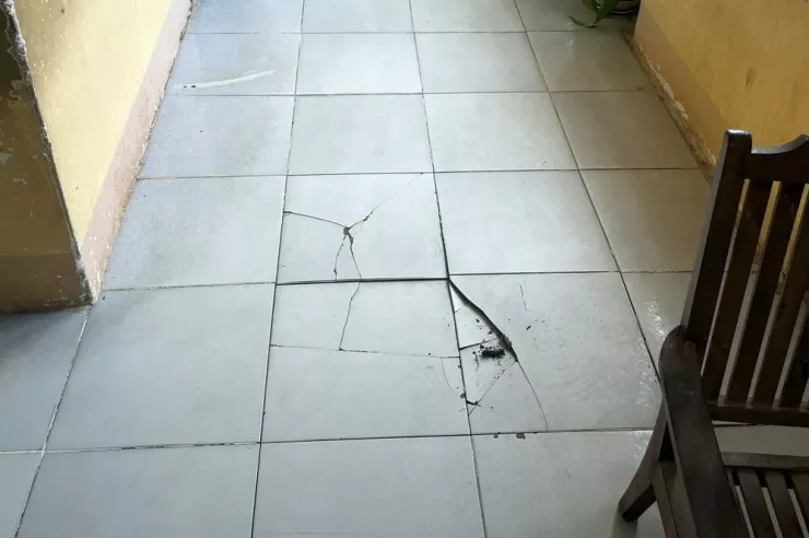 Gạch nền ở ngôi trường cũ bể, nát khắp nơi.