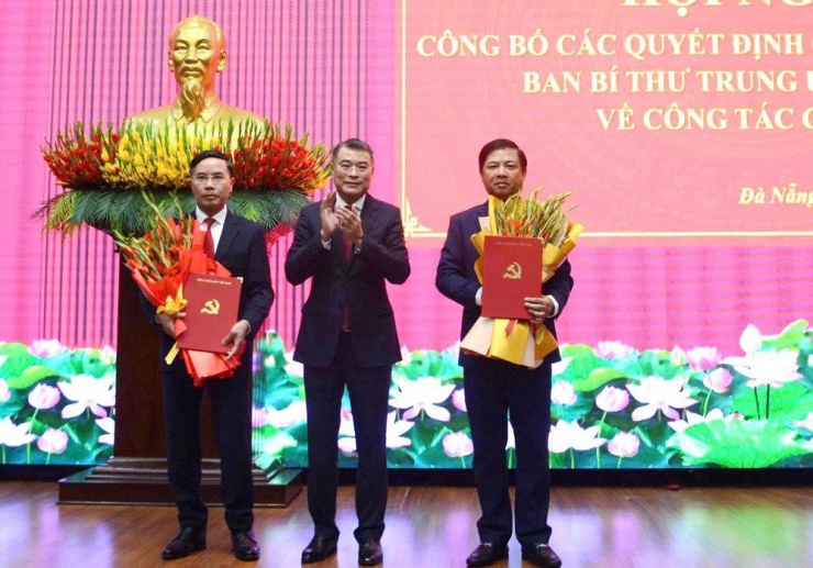 Trưởng Ban Tổ chức Trung ương Lê Minh Hưng trao quyết định, tặng hoa chúc mừng Phó Bí thư Thành ủy Đà Nẵng Phạm Đức Ấn (bìa trái) và tân Bí thư Thành ủy Đà Nẵng Nguyễn Minh Triết (bìa phải). Ảnh: TV