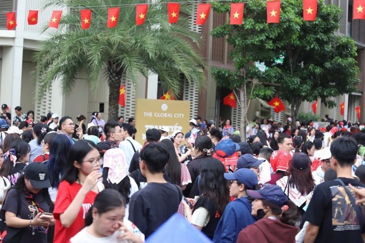 Từ trưa đến đầu giờ chiều 6/9, dòng người đã có mặt tại The Global City (TPHCM) chờ đợi concert "Anh trai vượt ngàn chông gai". Chương trình bắt đầu vào 18h30 nhưng nhiều người hâm mộ có mặt từ sớm để chụp ảnh, tham gia các hoạt động của ban tổ chức.