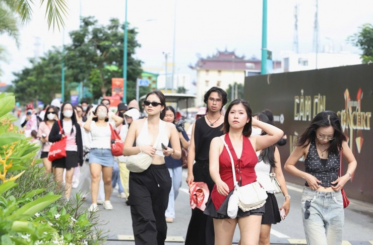 Khu vực check-in được chia thành nhiều làn. Người hâm mộ phải đổi vé lấy vòng tay rồi mới vào trong. Khán giả nhận xét khâu check-in diễn ra nhanh gọn nhờ đội ngũ nhân viên hỗ trợ đông, được phân chia nhiệm vụ cụ thể.