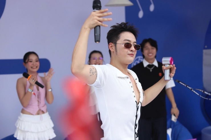 Trước giờ diễn ra chương trình, anh trai Thanh Duy giao lưu với người hâm mộ.