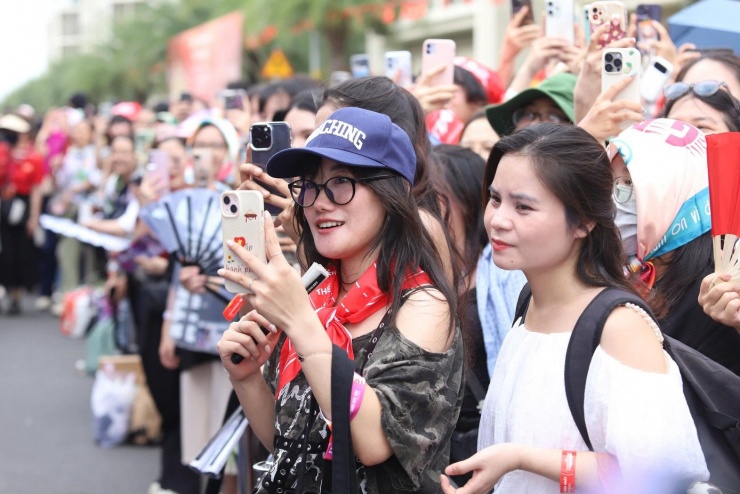 Hàng vạn người đổ đi xem concert cuối cùng của 33 anh tài - 9
