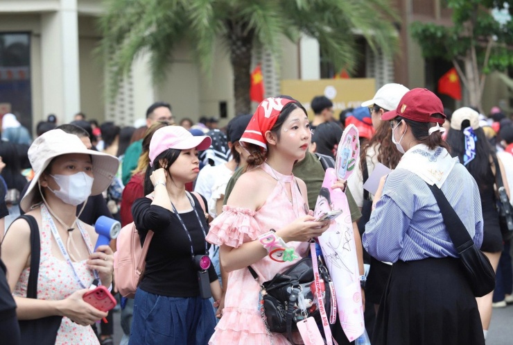 Concert còn diễn ra một đêm diễn nữa vào tối mai 7/9 tại TPHCM. Nhiều người hâm mộ cho biết sẽ theo dõi cả 2 đêm diễn. Trước đó, sức ảnh hưởng của chương trình "Anh trai vượt ngàn chông gai" đã tạo ra làn sóng yêu mến từ khán giả, tạo ra làn sóng thưởng thức nghệ thuật, trải nghiệm giải trí thông qua các concert.