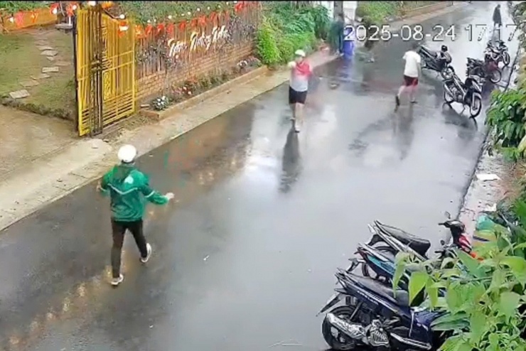 Một đối tượng hăm doạ người can ngăn khi xảy ra sự việc. Ảnh chụp màn hình.