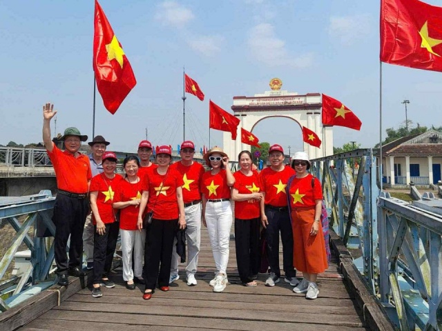 Khách đổ đến thành cổ Quảng Trị sau hiệu ứng “Mưa đỏ“