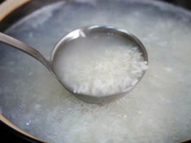 Cháo trắng không thể thiếu trong mâm cúng cô hồn: Dùng cháo ăn liền thay thế được không và cách xử lý cháo sau khi cúng
