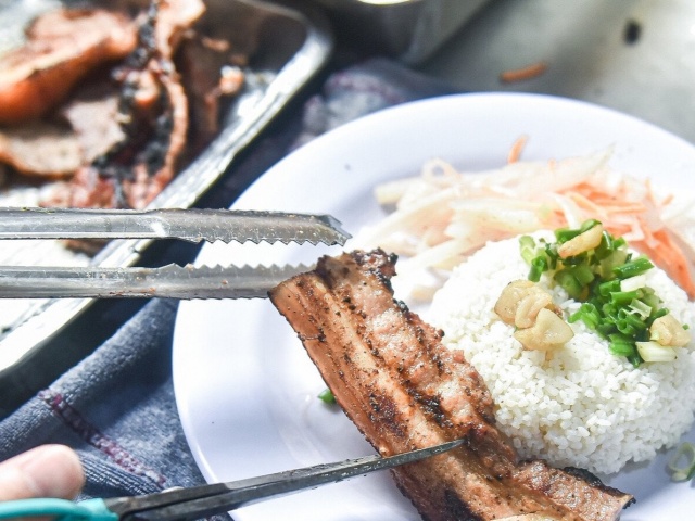 Thói quen khi ăn cơm “bức tử“ đường tiêu hóa