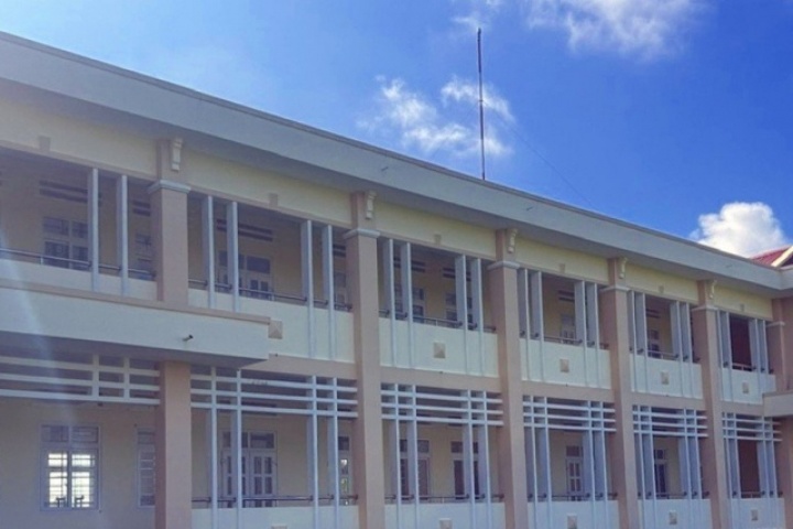 Trường xây xong đã lâu nhưng có thấy học sinh đâu?