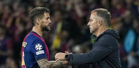 Flick (bên phải) sốc khi Martinez thông báo rời Barca.