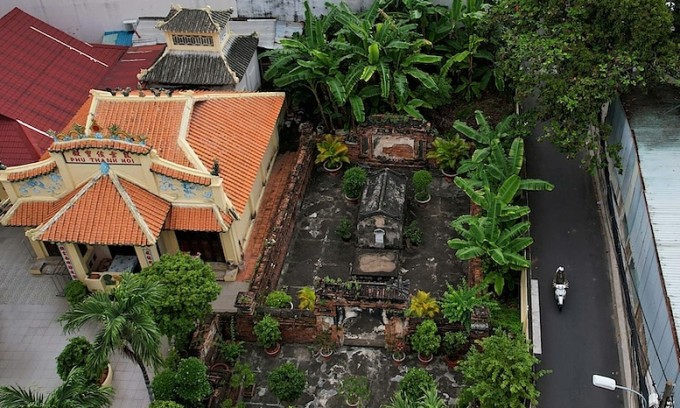 Mộ và ngôi đền nằm trong lăng thờ Long Vân Hầu Trương Tấn Bửu ở đường Nguyễn Thị Huỳnh, cách sân bay Tân Sơn Nhất khoảng 3km. Ảnh: Đình Văn