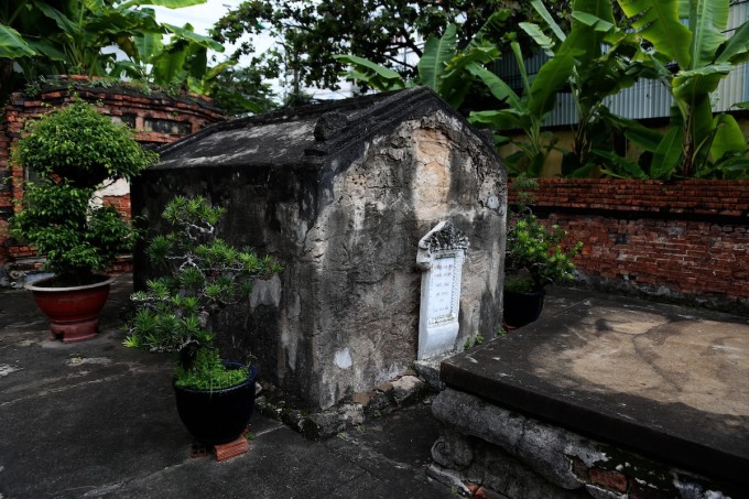 Mộ&nbsp;ông Trương Tấn Bửu hình chữ nhật, chóp nhọn giống mái nhà bán đầy rêu phong. Ảnh: Đình Văn
