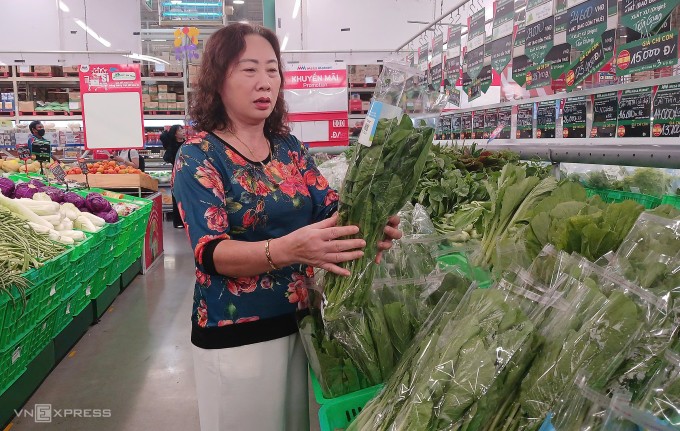 Khách mua hàng tại siêu thị ở TP HCM. Ảnh: Thi Hà