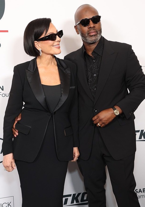 bà Kris Jenner - mẹ tỷ phú Kim - cùng bạn trai kém 25 tuổi tại Gala kỷ niệm 25 năm thành lập YES Scholars ở LA vào tối 4/9.