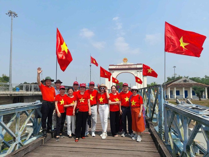 Du khách chụp ảnh lưu niệm trên cầu Hiền Lương trong tour ghé thăm Thành cổ Quảng Trị. Ảnh: Flamingo Redtours