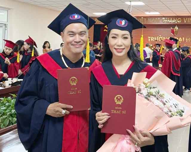 Nghệ sĩ Hoàng Mập, Trịnh Kim Chi rạng rỡ khi cầm trên tay tấm bằng thạc sĩ. ẢNH: NVCC.