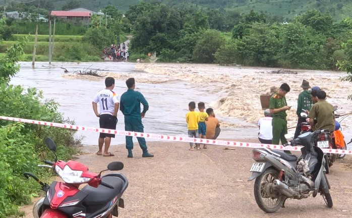 Lực lượng chức năng đóng chốt hai bên ngầm, khuyên người dân không vượt nước lũ